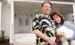 Silvio Santos e Iris Abravanel na porta de sua mansão em Orlando