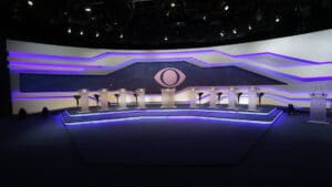 Imagem com foto do cenário de debate da Band em 2018