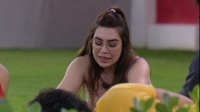 Imagem com foto da cantora Naiara Azevedo na área externa da casa do Big Brother Brasil