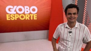 Imagem com foto do repórter Pedro Rocha no estúdio do Globo Esporte de Belo Horizonte