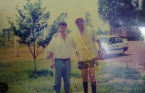Imagem com foto do ator Rubén Aguirre (à direita) durante visita ao Brasil no final dos anos 1990