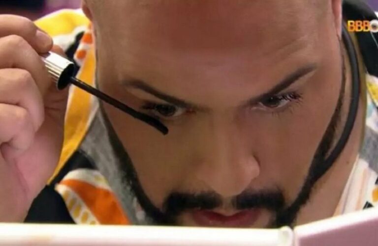 Imagem com foto de Tiago Abravanel usando produtos Avon no BBB22