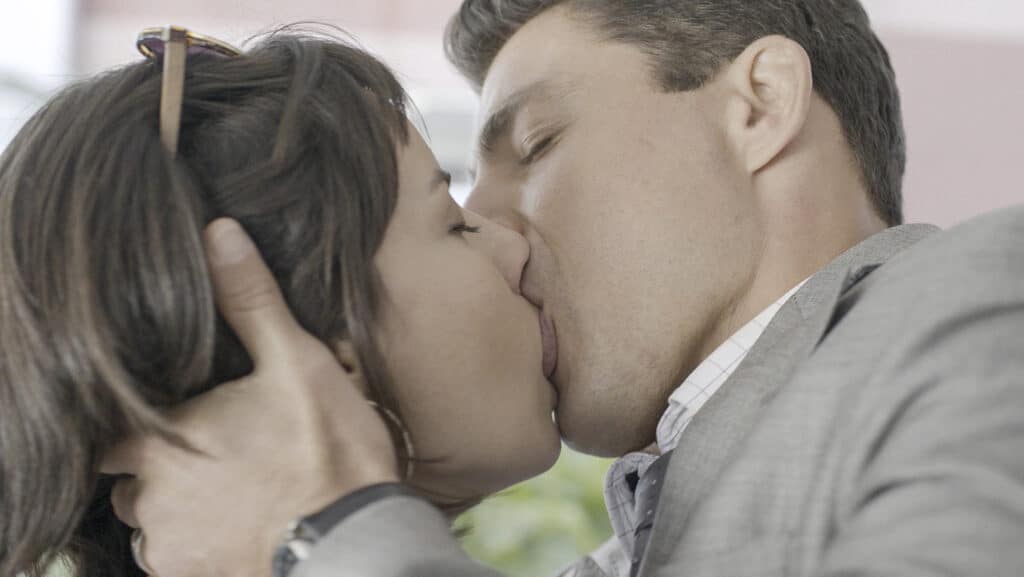 Imagem com foto de beijo entre Christian/Renato (Cauã Reymond) e Lara (Andreia Horta) em cena da novela Um Lugar ao Sol