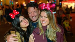 Luiz Carlos Jr. e Jacqueline Brazil estão aproveitando as férias na Disney