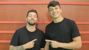 Victor Sarro e Júlio Cocielo nos estúdios da RedeTV!