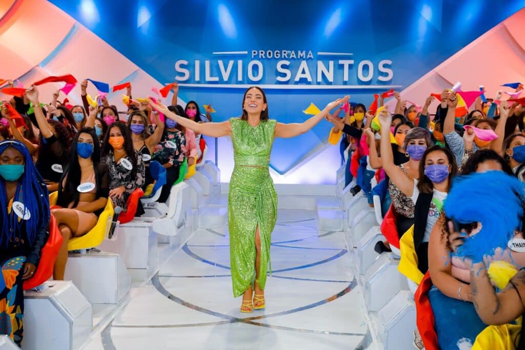 Imagem com foto da apresentadora Patricia Abravanel no auditório do Programa Silvio Santos