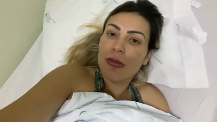 Imagem com foto da modelo Andressa Urach deitada em leito de hospital