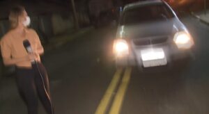 Imagem com foto do momento em que carro atropela cinegrafista da TV Thathi, afiliada da Record em Campinas