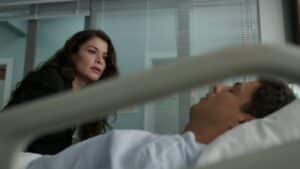 Bárbara visita Christian/Renato no hospital em Um Lugar ao Sol