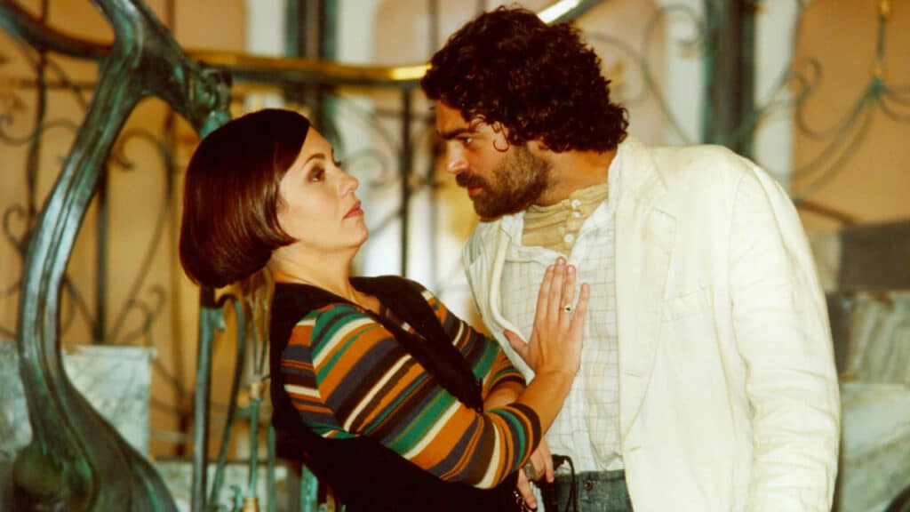 Imagem com foto dos atores Adriana Esteves (Catarina) e Eduardo Moscovis (Petruchio)
