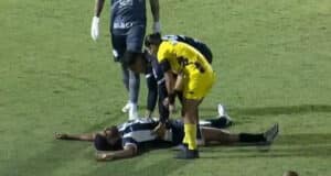 Imagem com foto do jogador caído no chão no jogo entre Red Bull Bragantino e Inter de Limeira