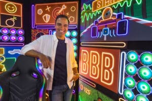 Imagem com foto do apresentador Tadeu Schmidt no confessionário do Big Brother Brasil 22