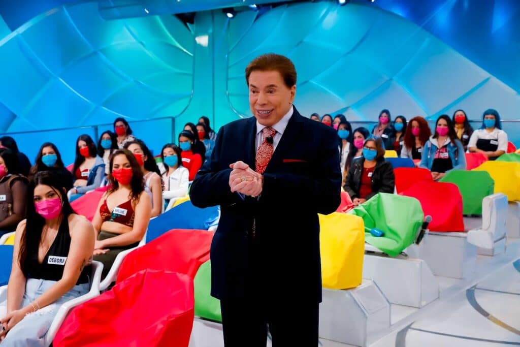 Imagem com foto do apresentador Silvio Santos no auditório do seu programa no SBT