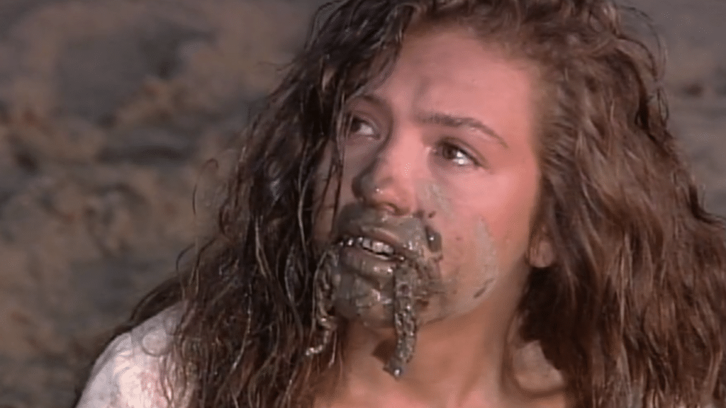 Imagem com foto de Marimar com a boca suja ao pegar pulseira de Angélica na lama em cena da novela