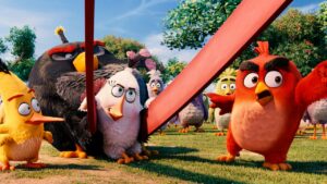 Cena do filme Angry Birds, que vai passar no Cine Aventura, com um personagem sendo jogado em um estilingue