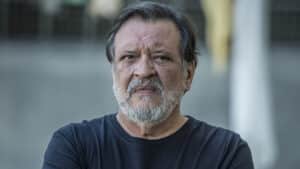 Imagem com foto do ator Luís Melo