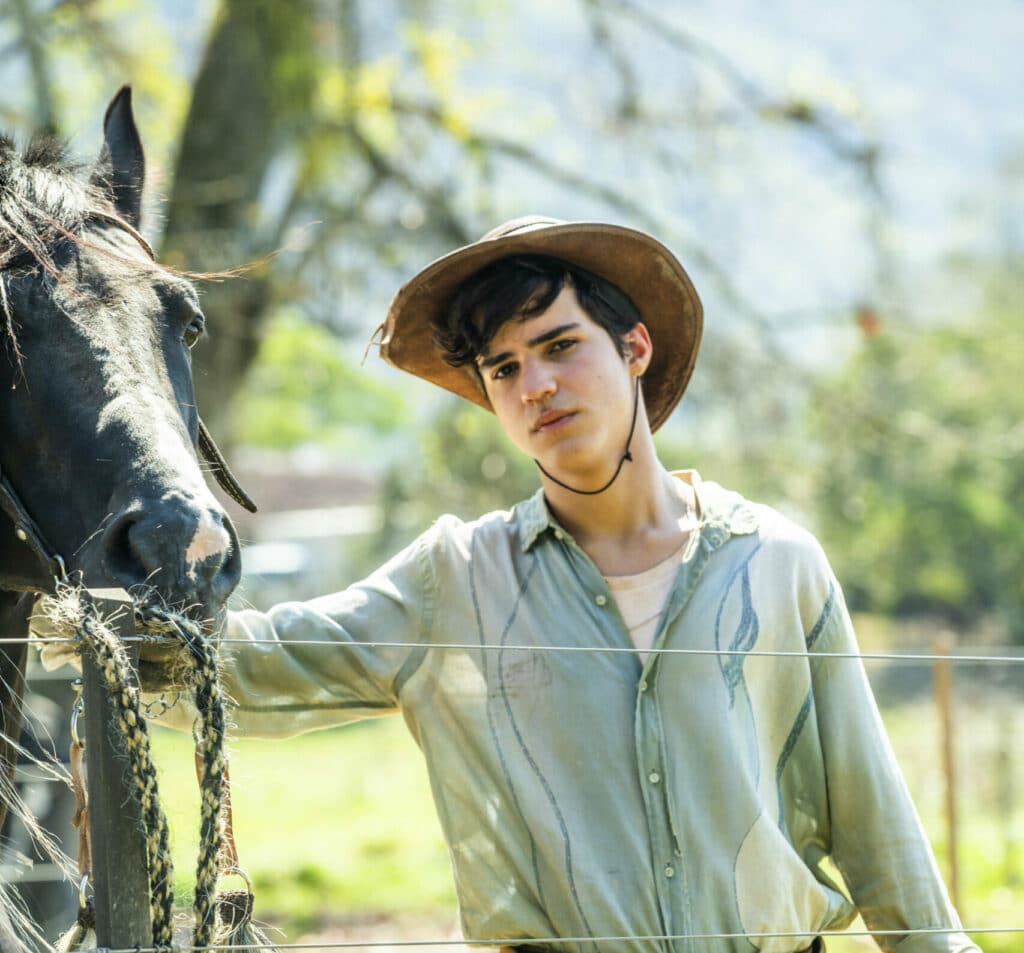 Personagem de Pantanal apoiado em um cavalo