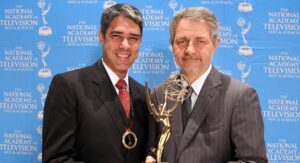 Foto dos jornalistas William Bonner e Carlos Henrique Schroder com a estatueta do Emmy Internacional