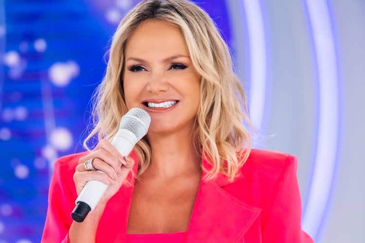 A apresentadora Eliana está de rosa e no estúdio do SBT