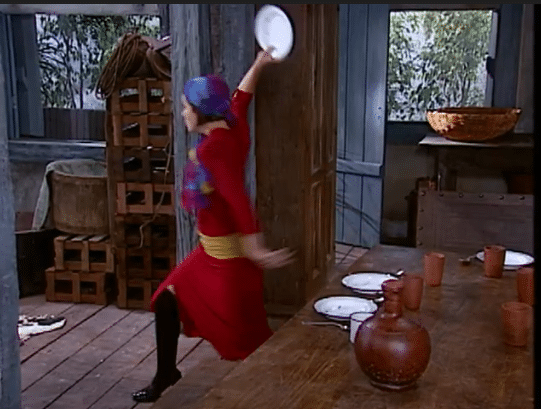 Catarina jogando pratos em Petruchio em O Cravo e a Rosa