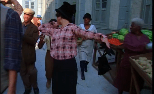 Na foto, Catarina está em um centro tentando fugir de Petruchio em O Cravo e a Rosa