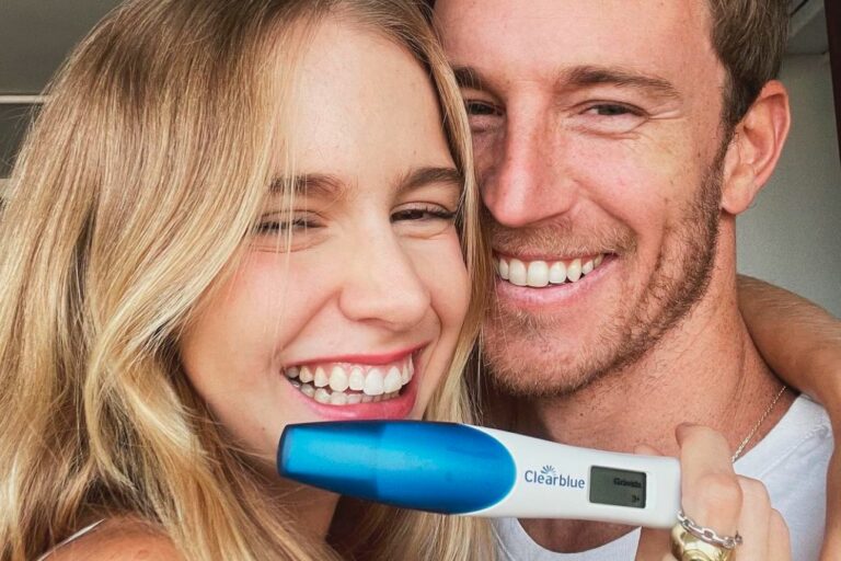 Isabella Scherer e Rodrigo Calazans mostram o teste de gravidez