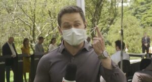 Alfredo Perez retirou a máscara ao vivo em programa da Globo