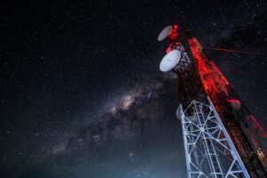 Imagem com foto de uma antena de telecomunicações