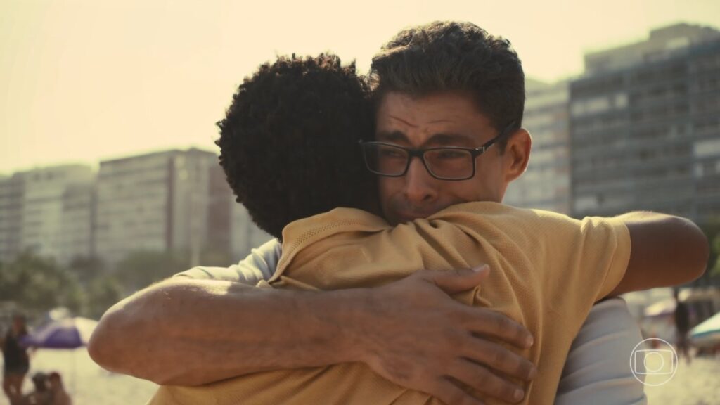 Ravi dá um abraço em Christian no último capítulo de Um Lugar ao Sol
