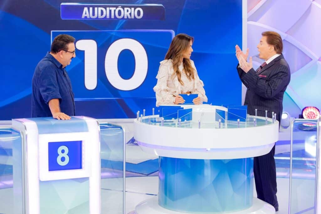 Imagem com foto do apresentador Ratinho, Patricia Abravanel e Silvio Santos durante o quadro Jogo das Três Pistas