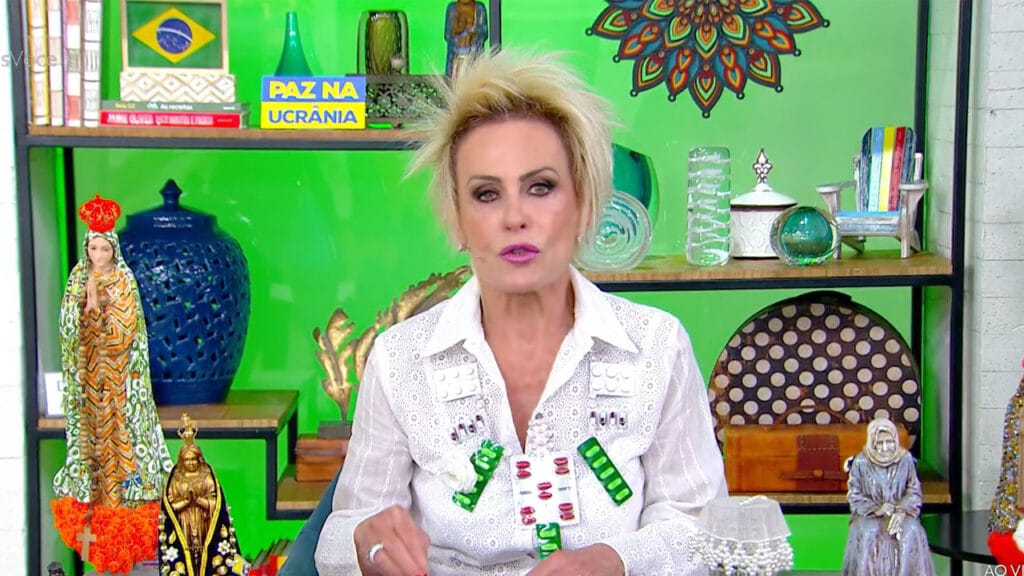 Imagem com foto da apresentadora Ana Maria Braga no Mais Você usando um colar de remédios