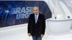 Imagem com foto do apresentador Datena durante apresentação do Brasil Urgente