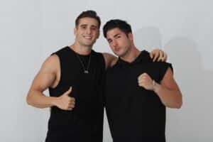 Imagem com foto dos participantes Felipe e Stefano