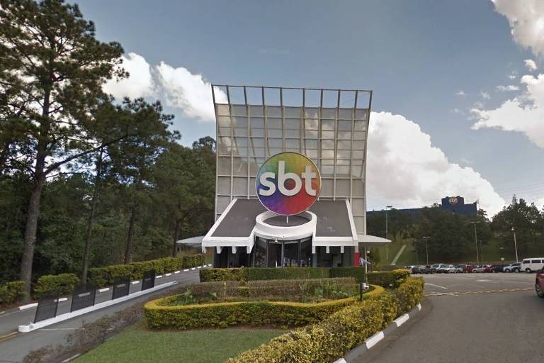 Imagem com foto da entrada do SBT