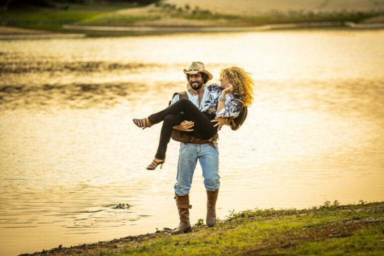 Imagem com foto dos atores Renato Góes e Bruna Linzmeyer