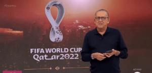 Foto do apresentador Galvão Bueno no estúdio do sorteio da Copa do Mundo