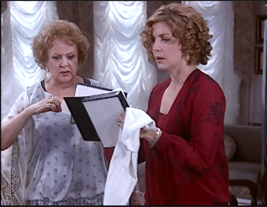 Dinorah e Josefa percebem que foram enganadas por Lindinha em O Cravo e a Rosa