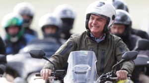 Foto de Jair Bolsonaro em sua motociata, exibida pela TV Jovem Pan
