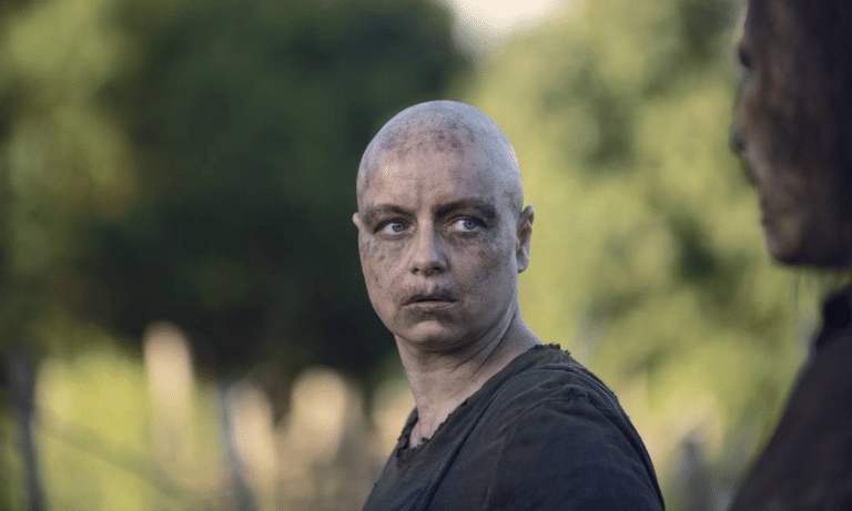 Foto de Samantha Morton caracterizada como personagem de The Walking Dead