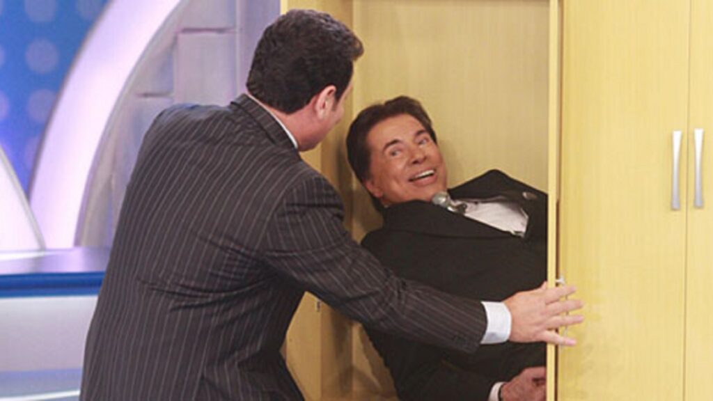 Foto do apresentador Silvio Santos saindo do armário