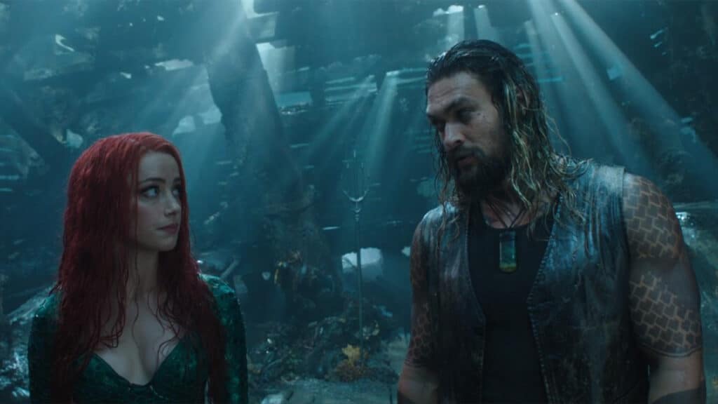 Imagem com foto dos atores Amber Heard e Jason Momoa em cena do filme Aquaman