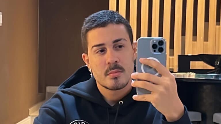 Imagem com foto do influenciador Carlinhos Maia