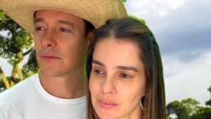 Imagem com foto de Rodrigo Faro ao lado da mulher, Vera Viel, em paródia de cena da novela Pantanal