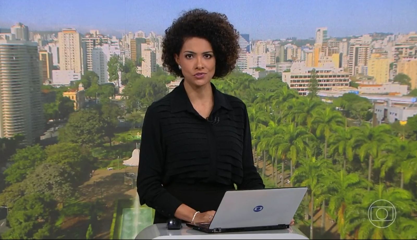 Apresentadora do Jornal Nacional anuncia gravidez ao vivo