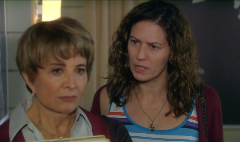 Flora tenta envenenar Irene contra Donatela em A Favorita
