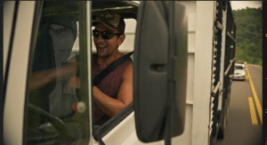 Zé Lucas do Nada levando a boiada em seu caminhão em Pantanal