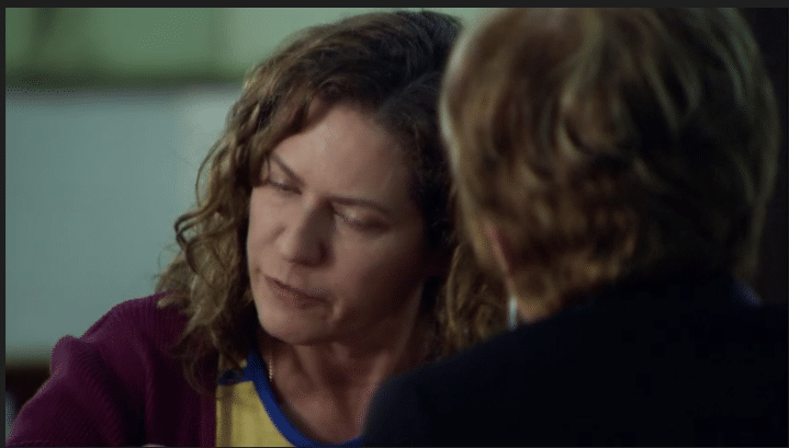 Flora conta para Irene a história de Donatela em A Favorita