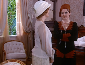 Marcela fala a Dinorah que quer separar Petruchio e Catarina em O Cravo e a Rosa