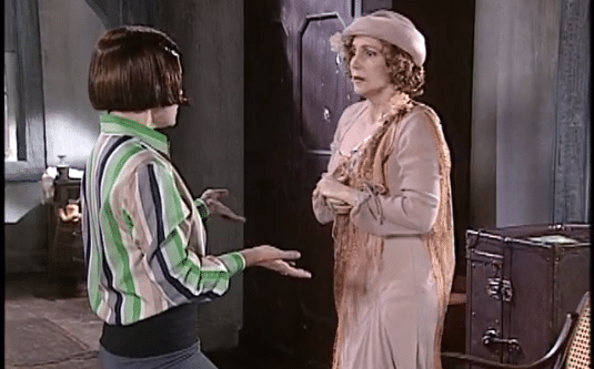 Catarina conta a Dinorah que está gostando de Petruchio em O Cravo e a Rosa!