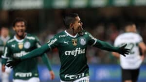 Imagem com foto de Dudu, jogador do Palmeiras, comemorando seu gol contra a equipe do Coritiba